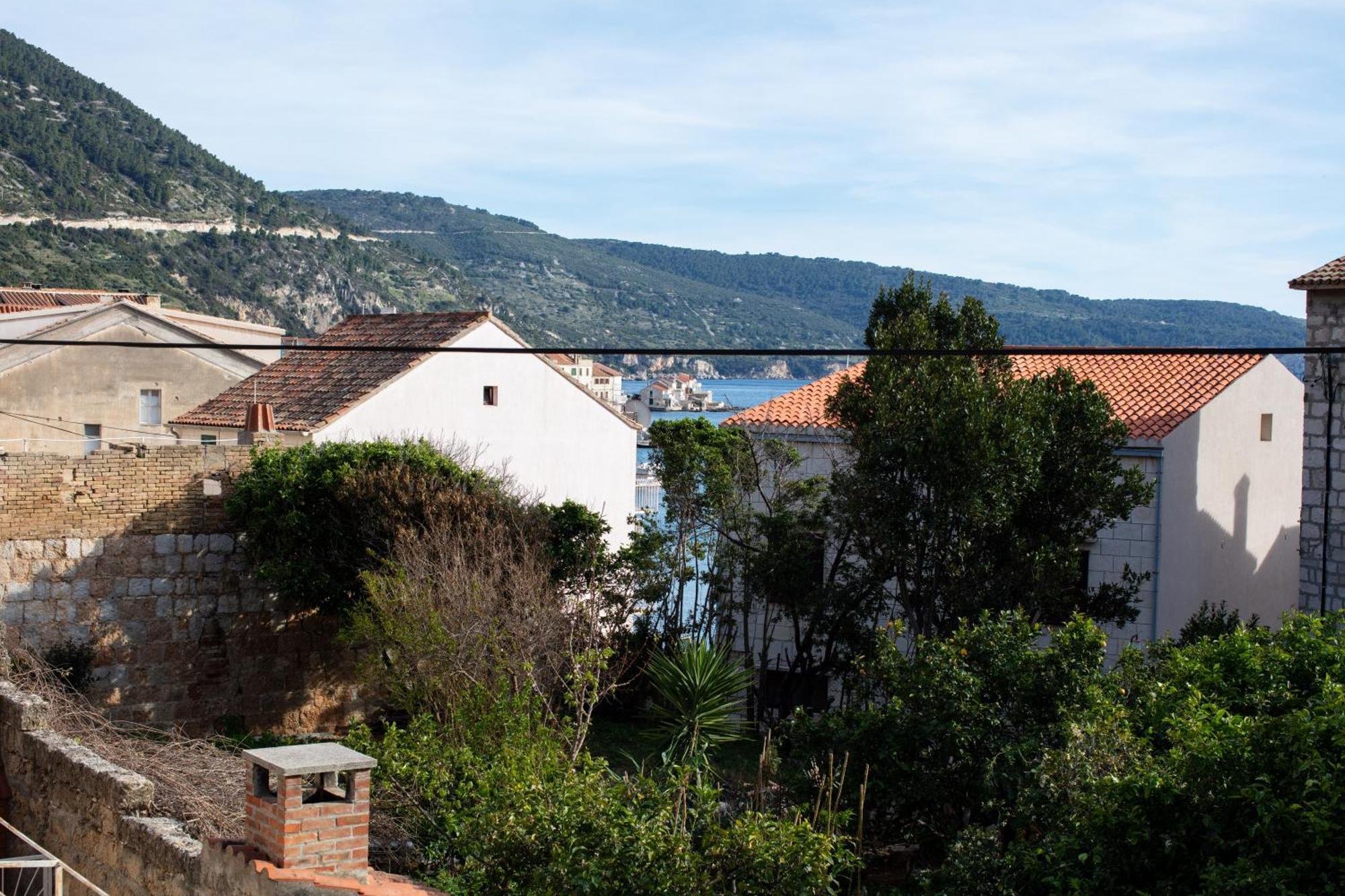 Apartments Dubra Komiža Esterno foto